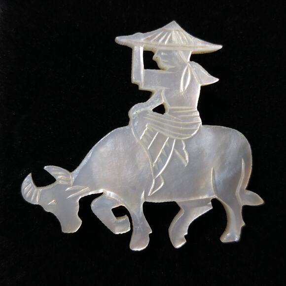 Vintage Carved Mother of Pearl Brooch & Earrings, Asian Design, 1940s - Picture 2 of 10